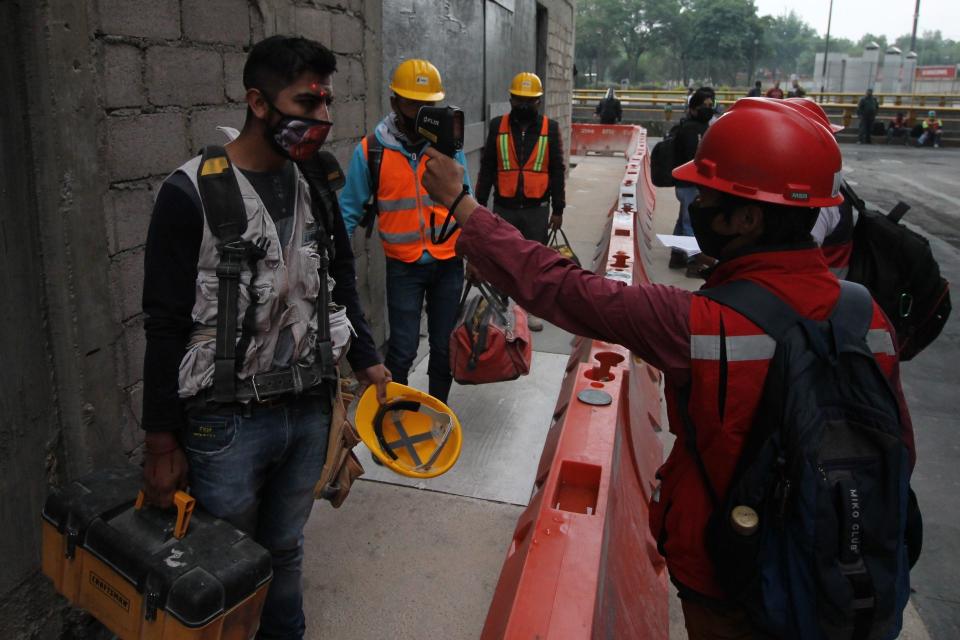 Ciudad de México.- Obreros que trabajan en la construcción de la Torre Chapultepec 1, ubicada en Reforma, retomaron actividades. En la entrada les tomaron la temperatura y les aplicaron un cuestionario para saber si no tení­an sí­ntomas de covid-19, hoy retomaron actividades el sector industrial, el de la construcción y algunas oficinas privadas, tras terminar la cuarentena aplicada por la pandemia. Algunos de los trabajadores no pudieron ingresar ya que iban con barba, bigote, o fueron clasificadas como personas vulnerables ante el Coronavirus. FOTO: MOISÉS PABLO/CUARTOSCURO.COM