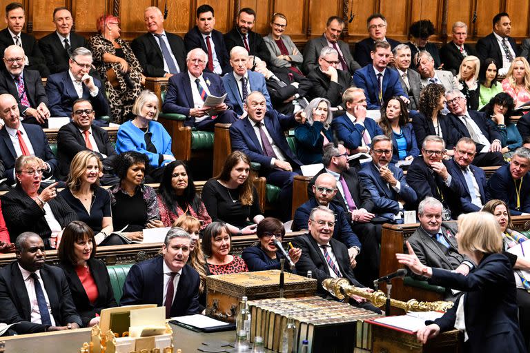 Una fotografía difundida por el Parlamento del Reino Unido muestra al principal líder del Partido Laborista de la oposición británica, Keir Starmer, reaccionando mientras la primera ministra británica, Liz Truss, habla durante el turno de preguntas a la primera ministra en la Cámara de los Comunes, en Londres, el 19 de octubre de 2022. 