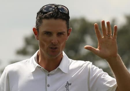 Justin Rose of Britain waves after finishing out the 18th hole during first round play of the Masters golf tournament at the Augusta National Golf Course in Augusta, Georgia April 9, 2015. REUTERS/Phil Noble