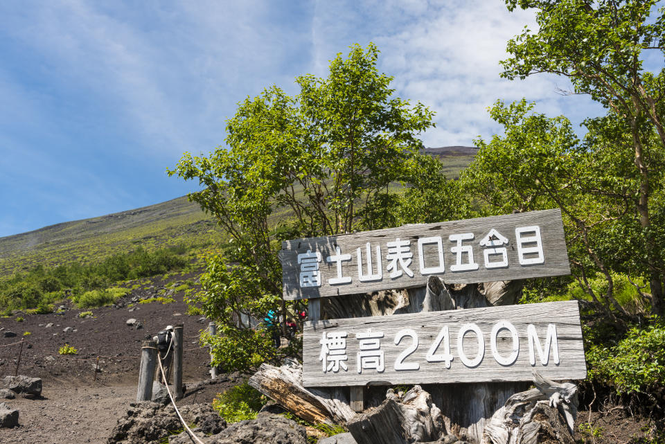 日本山梨縣為避免「觀光公害」，防止過多登山客湧至富士山，於今年夏天起實施通行管制。（示意圖／Getty Images）