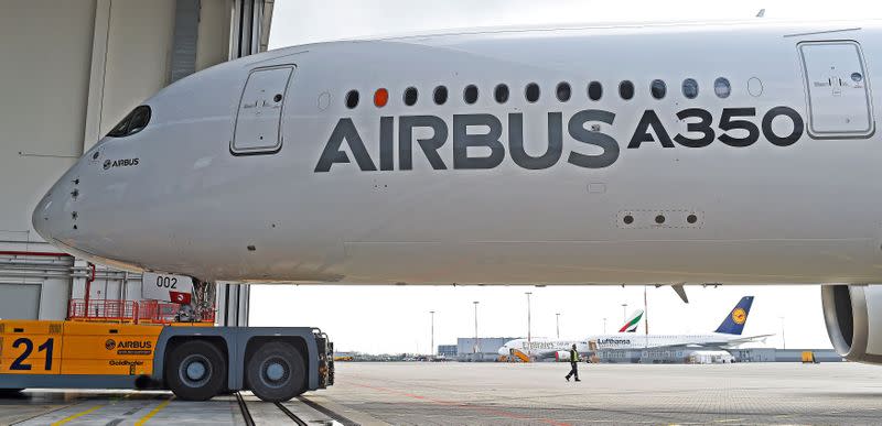 FOTO DE ARCHIVO: Un avión de prueba A350 XWB en la sede de Airbus en Hamburgo-Finkenwerder