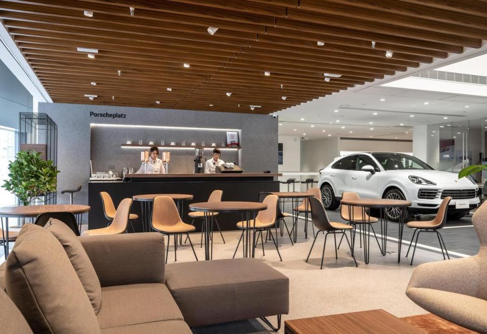最新型態的Porsche Platz專屬貴賓休息區，提供超越五星級飯店等級的軟硬體迎賓接待服務，比如說客戶逛完保時捷精品區之後，可以在這裡休息並享用精品手沖咖啡與精緻甜點。