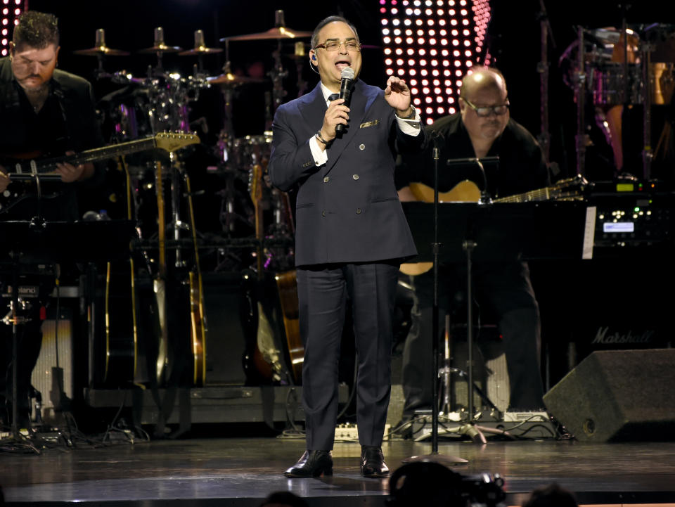 Gilberto Santa Rosa interpreta "Bendita tu luz" durante la ceremonia en honor a Maná como Persona del Año de la Academia Latina de la Grabación, el miércoles 14 de noviembre del 2018 en el Centro de Eventos Mandalay Bay en Las Vegas. (Foto por Chris Pizzello/Invision/AP)