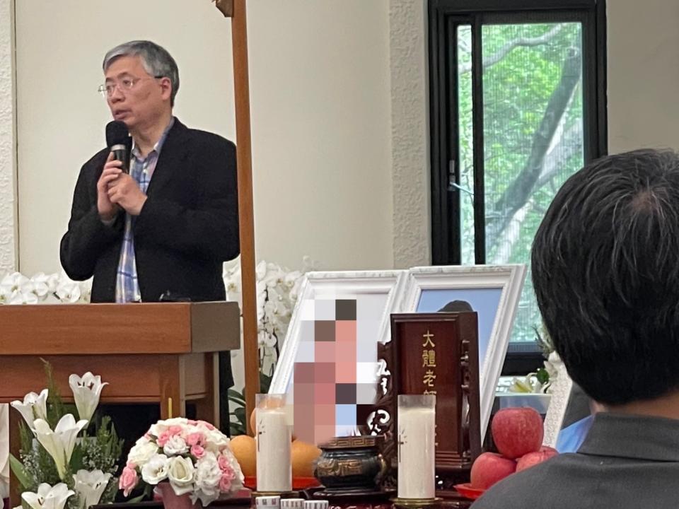 輔大校長江漢聲對大體老師致敬，也勉勵醫學系學生要學習大體老師的精神，將來謹記以大愛轉化為日後對病患的關愛 (輔大提供)