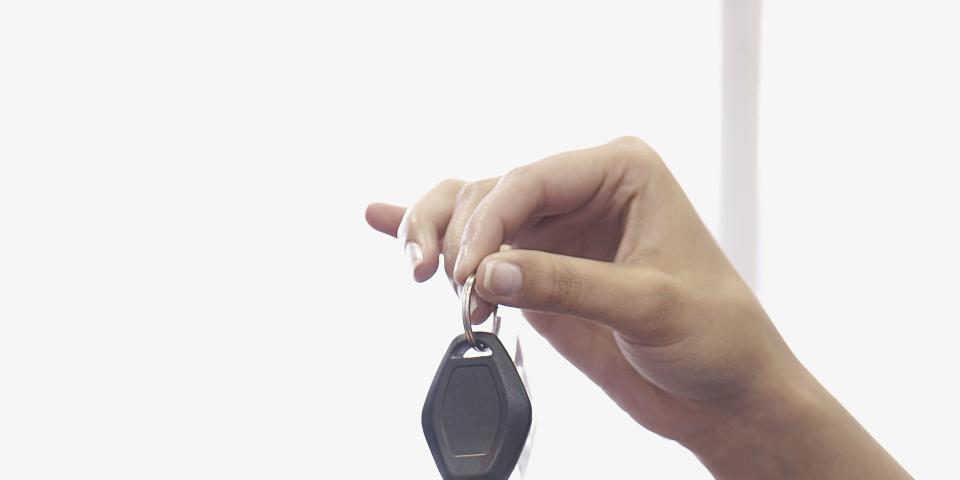 hands holding car keys