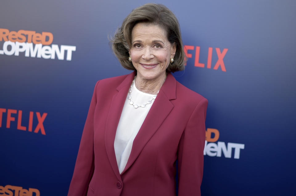 ARCHIVO – En esta fotografía del 17 de mayo de 2018 la actriz Jessica Walter en el estreno en Los Angeles de la quinta temporada de "Arrested Development". Walter, quien interpretó a una matriarca calculadora en “Arrested Development” ha muerto. Tenía 80 años. Su hija, Brooke Bowman, confirmó su deceso. Entre sus papeles conocidos interpretó a una acosadora en el thriller de Clint Eastwood de 1971, “Play Misty for Me”. (Foto Richard Shotwell/Invision/AP, archivo)