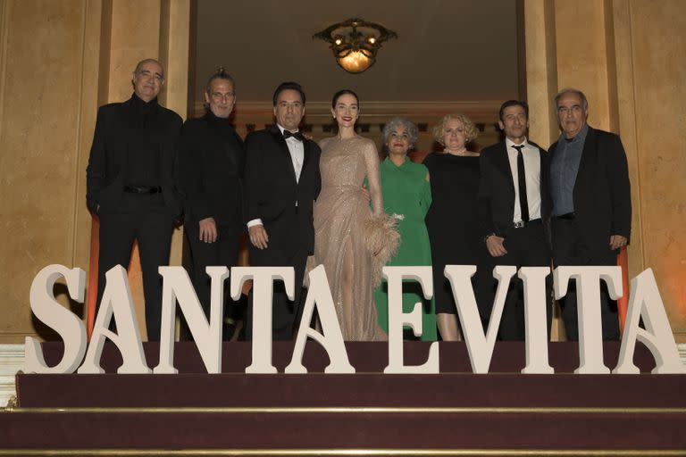 El elenco de la nueva miniserie de Star+, en la premiere celebrada en el Teatro Colón