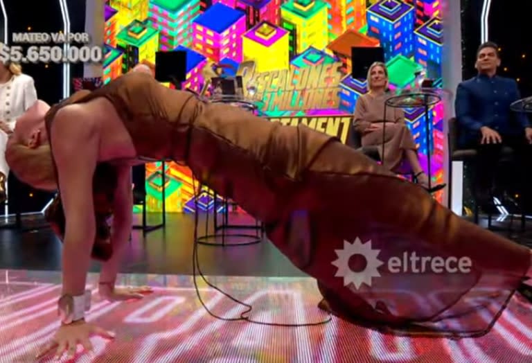 Nicole Neumann volvió a lucirse en Los 8 escalones con una pose de yoga (Foto: Captura eltrece)