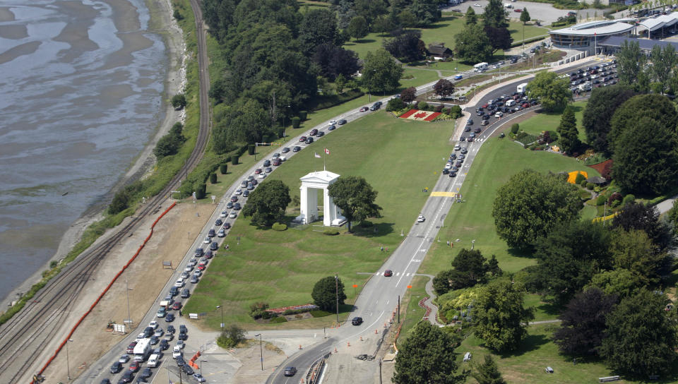 Cedella Roman says two US Customs and Border Protection agents apprehended her on May 21, 2018 on a beach south of White Rock, British Columbia. Pictured is the border. Source: AP Photo/Elaine Thompson, file