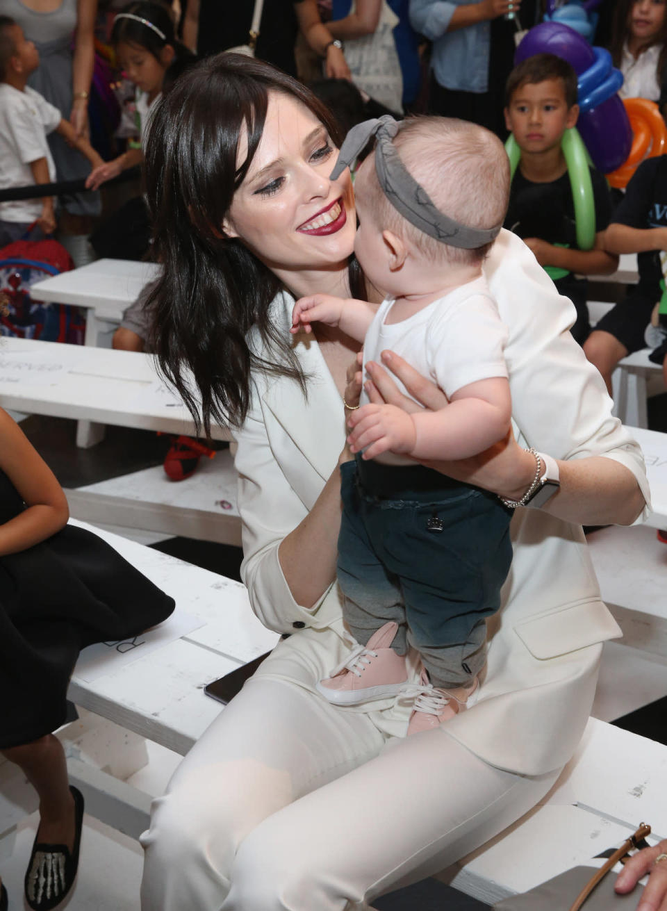 Model Coco Rocha und ihr Töchterchen Ioni James sind ein Dream Team in der Front Row. Hier sieht man die beiden bei einer Modenschau in New York im September 2015. Vater des Babys ist Cocos Ehemann James Conran. Foto: Robin Marchant/Getty Images