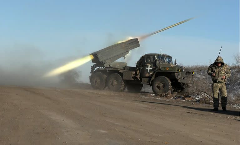 Captura tomada de un video de AFP muestra a un miembro del ejército de Ucrania mirando hacia otro lado mientras un lanzacohetes BM-21'Grad' MLRS de 122 mm dispara en las afueras de Soledar