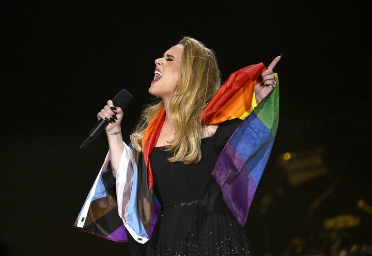Adele en el escenario de Hyde Park, en Londres, en medio de los festejos del Orgullo LGTB+