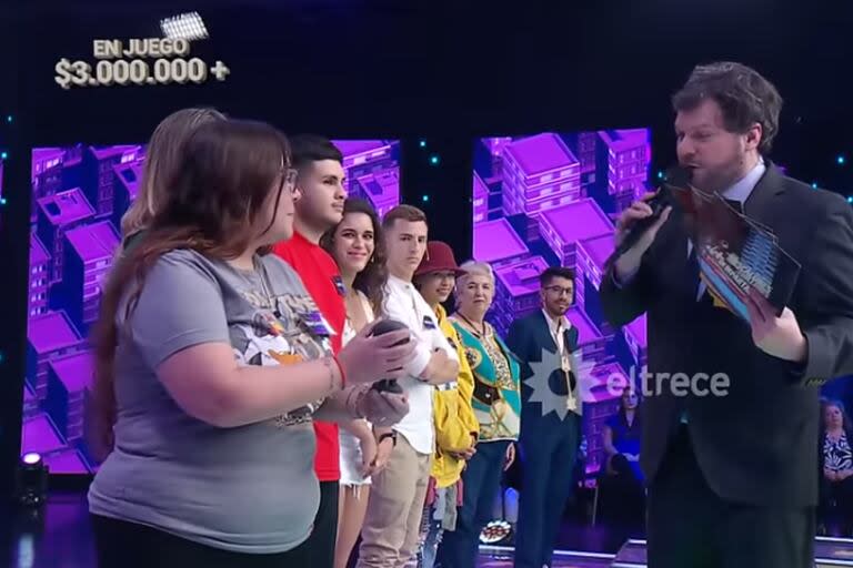 Macarena llevó un muñeco de Guido Kaczka como amuleto de la suerte (Foto: Captura de TV / eltrece)