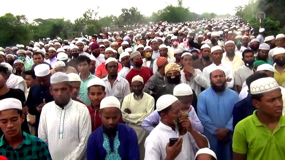 Thousands of Bangladeshi Muslims gather to attend the funeral of a popular Islamic preacher. Source: AP