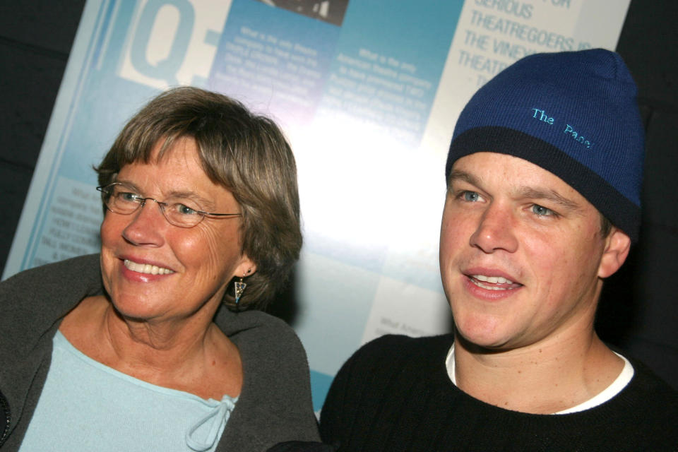 Matt Damon y su mamá Nancy Carlsson Paige durante el estreno Off-Broadway de 