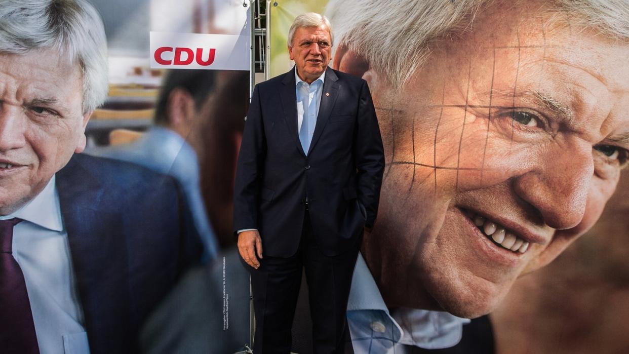 Hessens Ministerpräsident Volker Bouffier posiert in Wiesbaden zwischen den Wahlplakaten. Foto: Andreas Arnold