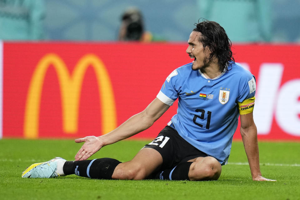 El delantero uruguayo Edinson Cavani reclama un penal durante el partido contra Ghana por el Grupo H del Mundial, el viernes 2 de diciembre de 2022, en Rayán, Qatar. Uruguay ganó 2-0 pero quedó eliminada. (AP Foto/Manu Fernández)