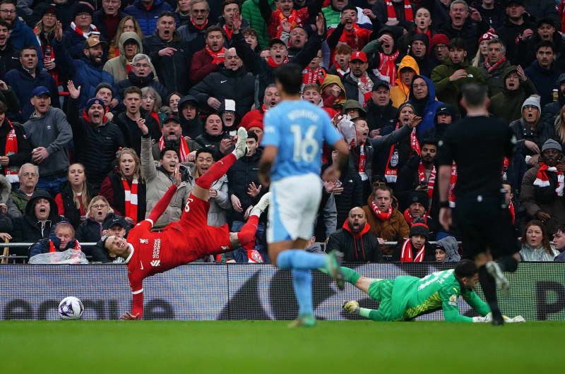 Liverpool's Darwin Nunez (L) is fouled by Manchester City goalkeeper Ederson resulting in a penalty during the English Premier League soccer match between Liverpool and Manchester City at Anfield. Peter Byrne/PA Wire/dpa