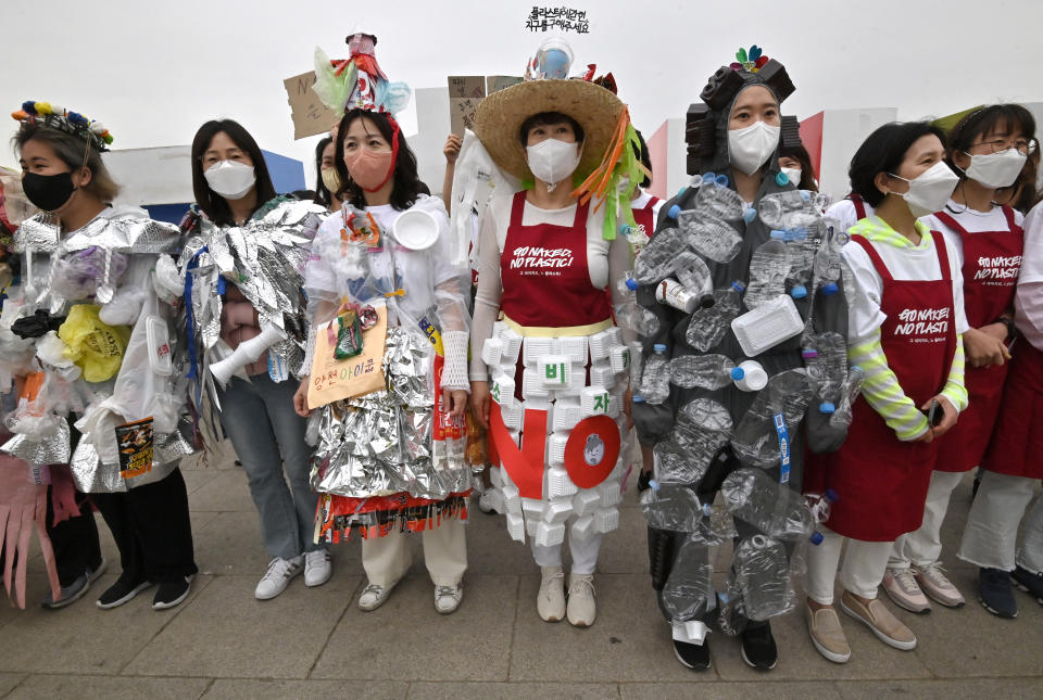 南韓的環保分子於2022年的地球日示威，喚起大眾對塑膠垃圾的關注。 (Photo by Jung Yeon-je / AFP) (Photo by JUNG YEON-JE/AFP via Getty Images)