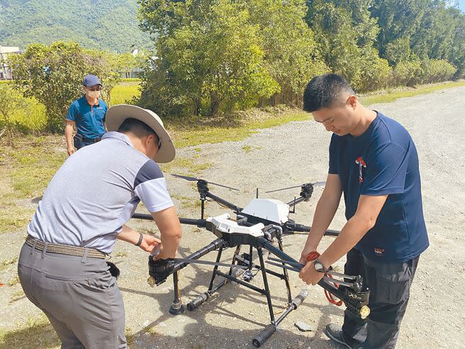 關山義消分隊和台東縣機械耕作服務協會計畫善加利用「植保機」的機身穩定特性，演練使用無人機加入立體空間的救援行列。（蕭嘉蕙攝）