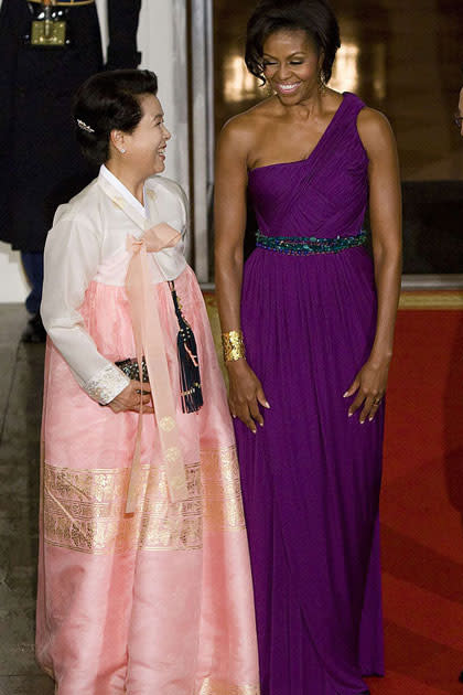 Den Augenschmaus, den Michelle Obama beim Staatsdinner im weißen Haus spazieren trug, hat Doo-Ri Chung entworfen. Von der koreanischen Modeschöpferin hören wir sicher bald mehr. Präsidentengattin Michelle hat schließlich schon Jason Wu bekannt gemacht. (Bild: ddp)
