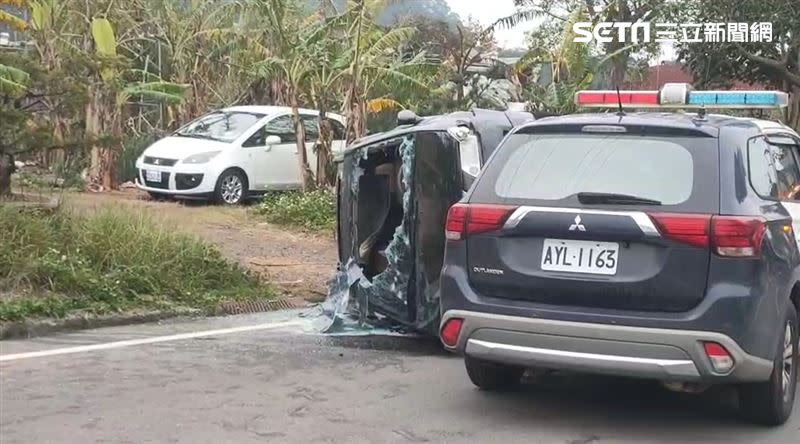 男子才剛騷擾店家以兩萬元交保後又鬧事，不但開車衝撞警，還被警方開四槍射破輪胎翻車。（圖／翻攝畫面）