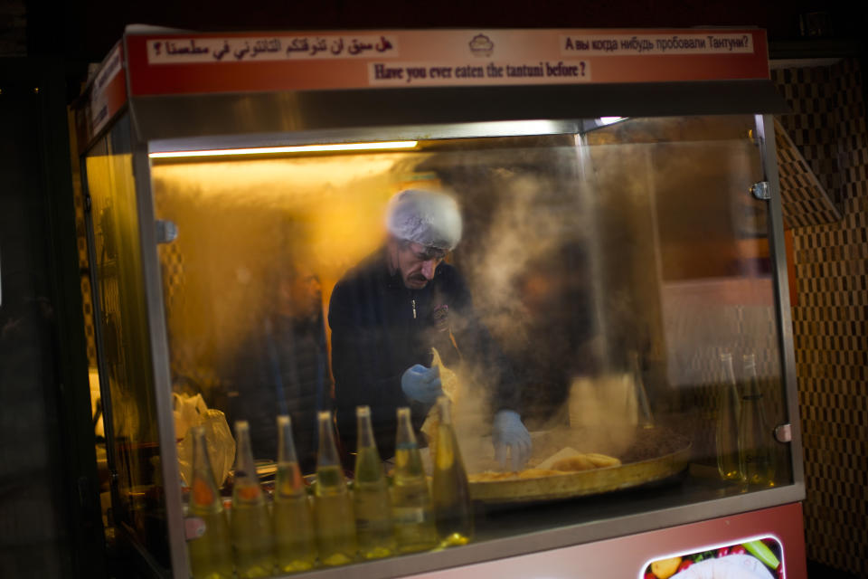 A chef cooks a Turkish local dish 'tantuni' in Istanbul, Turkey, Wednesday, Jan. 12, 2022. Turkey's government and central bank have taken a series of complex steps in recent weeks to prop up a beleaguered economy crippled by skyrocketing consumer prices, instead of ending a much-criticized plan to cut interest rates. (AP Photo/Francisco Seco)