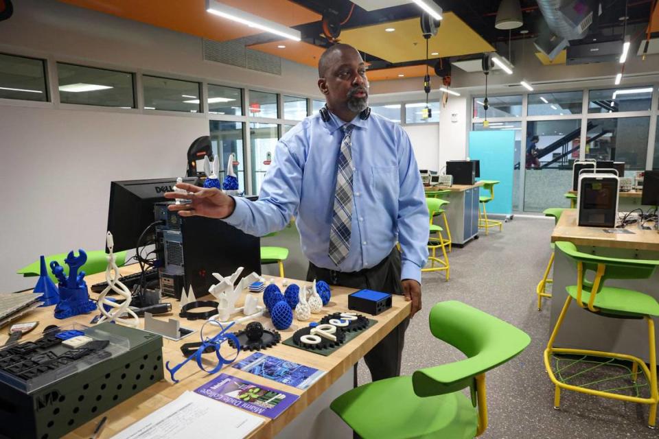 Anselm Knights, presidente de la Escuela de Ingeniería y Tecnología, habla sobre objetos impresos en 3D, como se muestra frente a él, en un laboratorio dentro del centro de inteligencia artificial el lunes 6 de marzo de 2023, en el Campus Norte de Miami Dade College (MDC).