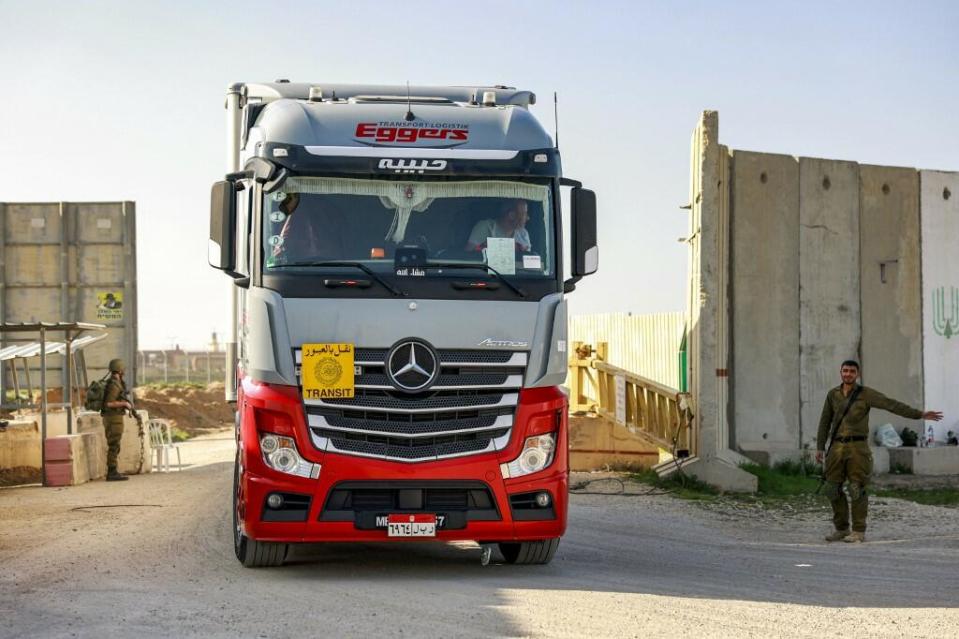 以色列南部接壤加薩關卡遇襲 以軍停止援助卡車通行