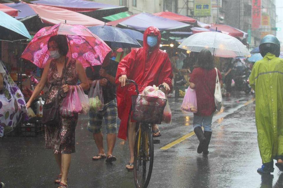 象局發布5縣市豪大雨特報，午後雨勢有機會趨緩。（資料照）