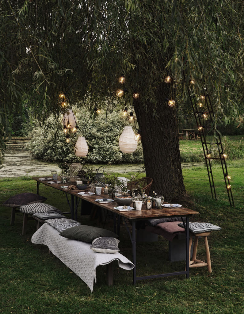 Installez une grande table à manger (sous un arbre XXL) dans le jardin