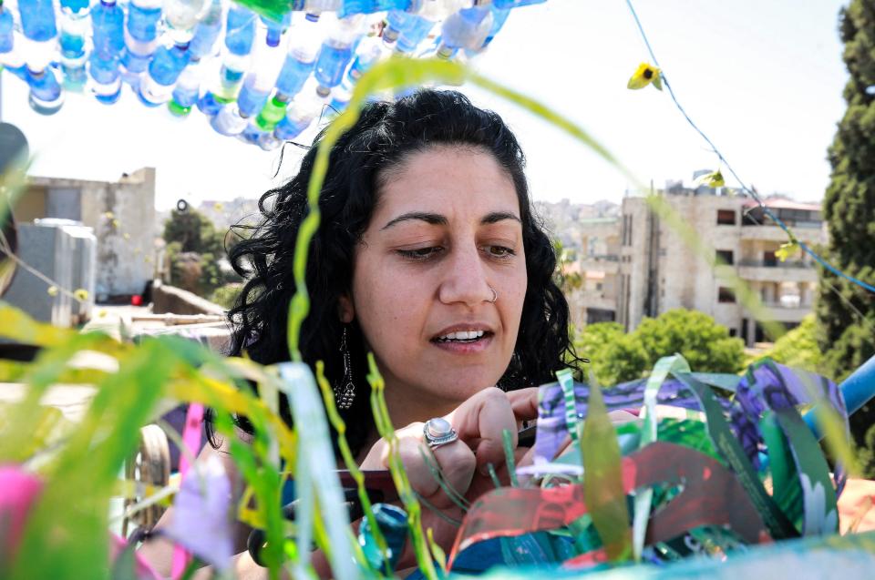 Esta mujer convierte la basura en arte para concienciar sobre los plásticos