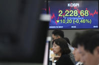 Currency traders watch computer monitors near the screens showing the Korea Composite Stock Price Index (KOSPI), right, and the foreign exchange rates at the foreign exchange dealing room in Seoul, South Korea, Wednesday, Jan. 15, 2020. Asian shares have retreated as conflicting reports raised concerns over the likely outcome of a trade deal to be signed by the U.S. and China. (AP Photo/Lee Jin-man)