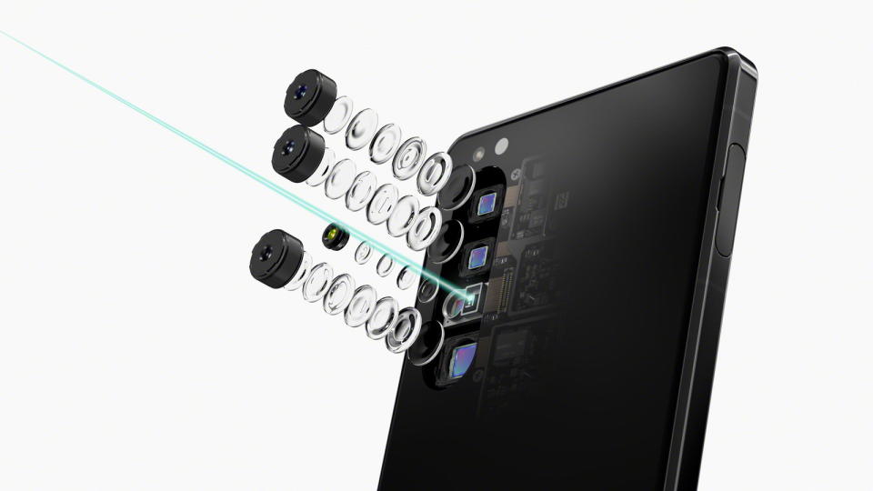 圖／鏡頭方面，採用Sony領導業界的Alpha自動對焦技術，搭配最新研發的三鏡頭相機支援多種先進攝影技術，搭載專為Xperia 1 II 調校的ZEISS蔡司鏡頭。