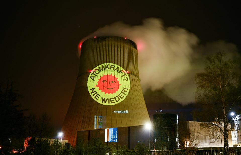 Dans l’ouest de l’Allemagne, des militants projettent sur la centrale nucléaire d’Emsland le slogan « l’énergie nucléaire - plus jamais », le 10 avril 2023. 