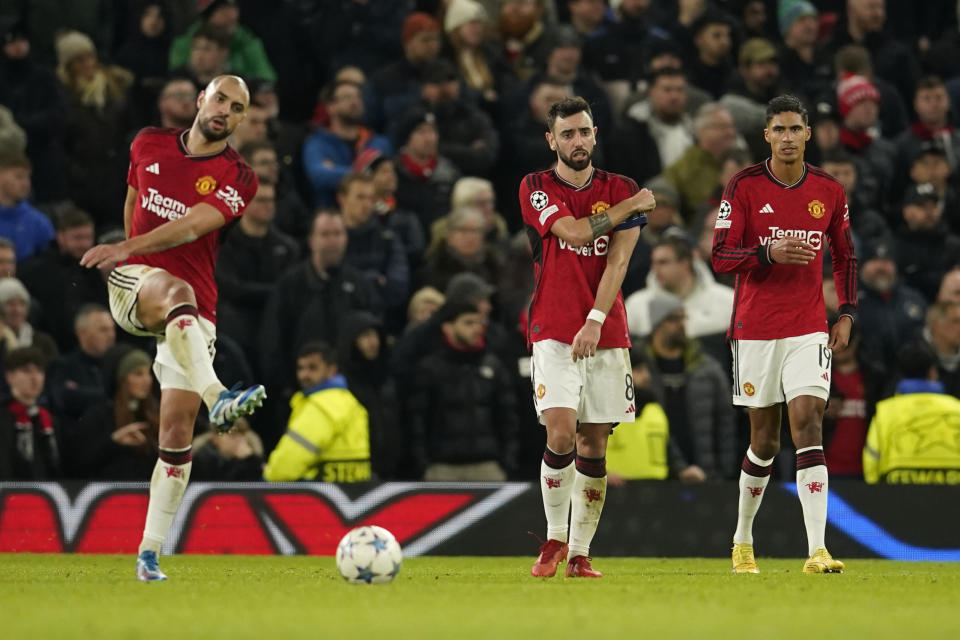 Los jugadores del Manchester United reaccionan tras el gol de Kingsley Coman para el Bayern Múnich en el partido de la Liga de Campeones, el martes 12 de diciembre de 2023, en Manchester. (AP Foto/Dave Thompson)