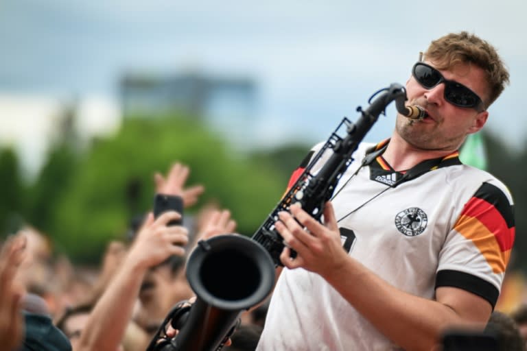 El saxofonista André Schnura actúa antes del partido ganado por Alemania ante Dinamarca en octavos de final de la Eurocopa. En Dortmund (Alemania), el 30 de junio de 2024 (PATRICIA DE MELO MOREIRA)