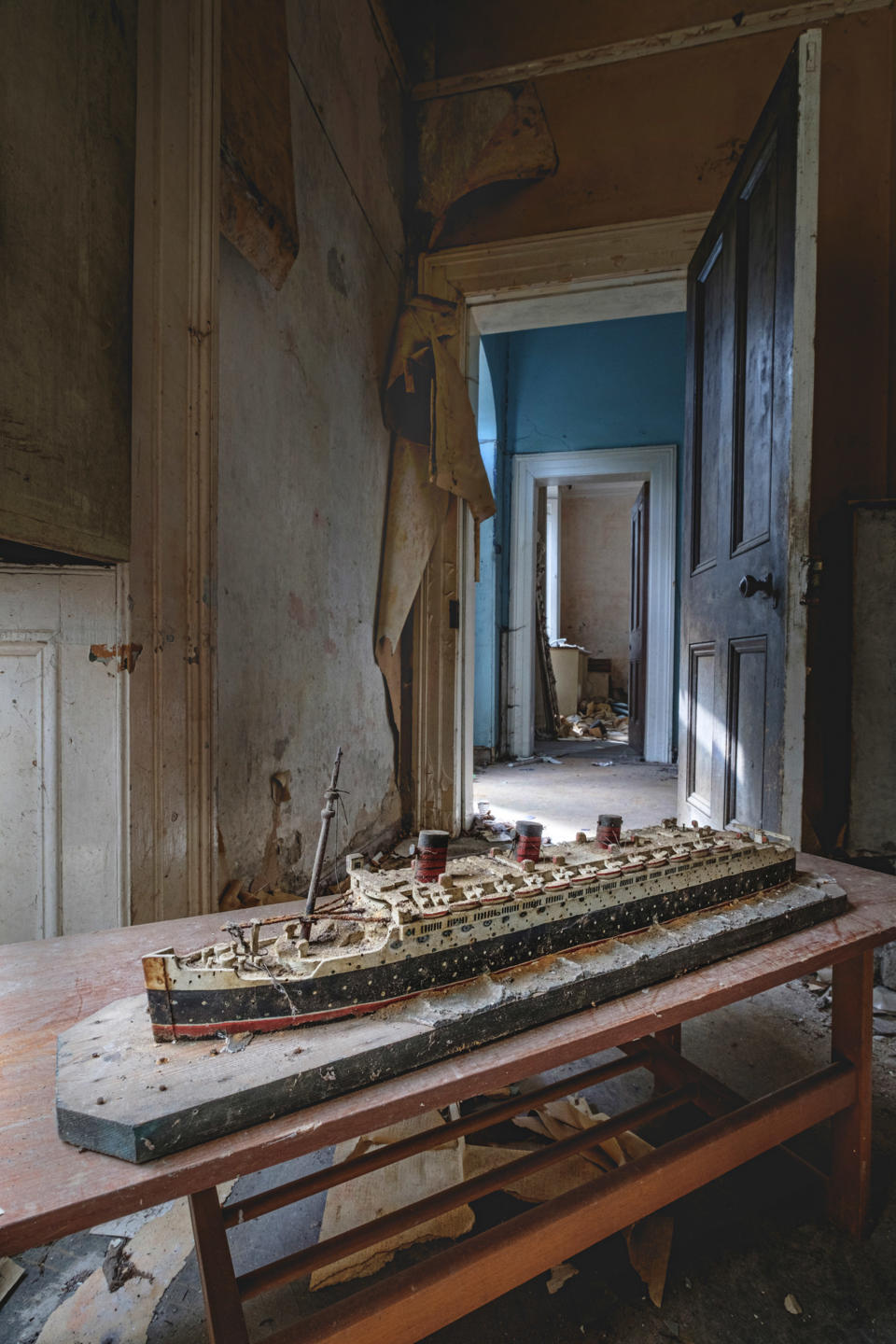 What appears to be a model of the famous steamliner the Titanic inside an abandoned home in Northern Ireland, March 12, 2018. (Photo: Unseen Decay/Mercury Press/Caters News)