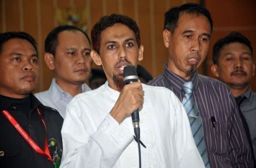 Indonesian terror suspect Umar Patek (C) apologizes to victims of the Bali bombings in 2002 and church attacks in 2000, after a hearing at the West Jakarta court on May 7