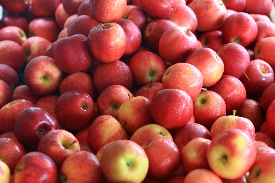 Apples (fruit)