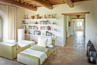 <p>He aquí la biblioteca de la casa. En total, la casa tiene 372 metros cuadrados. (Airbnb) </p>