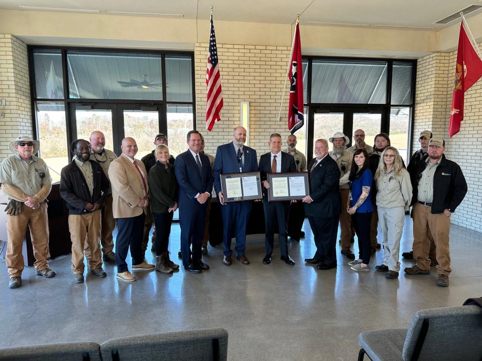 Governor Bill Lee and Speaker Cameron Sexton with the staff of the East TN Veterans Cemetery on November 29, 2023.