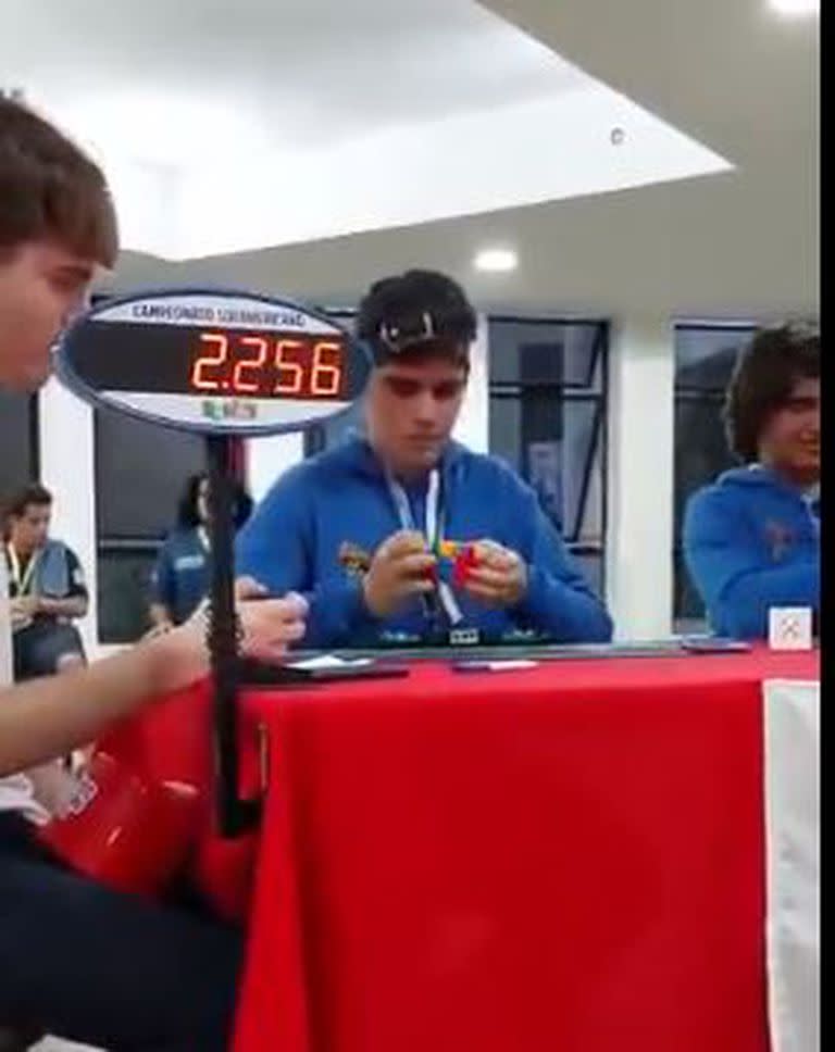 Gael Lapeyre, de 14 años, rompió el récord argentino de armado de cubo mágico.