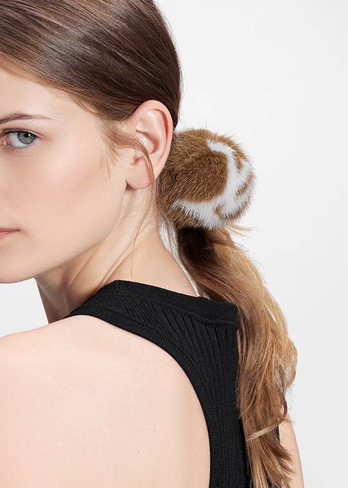 蓬鬆髮圈帶有奢華感，可以增加份量感更顯可愛。圖片來源：Louis Vuitton