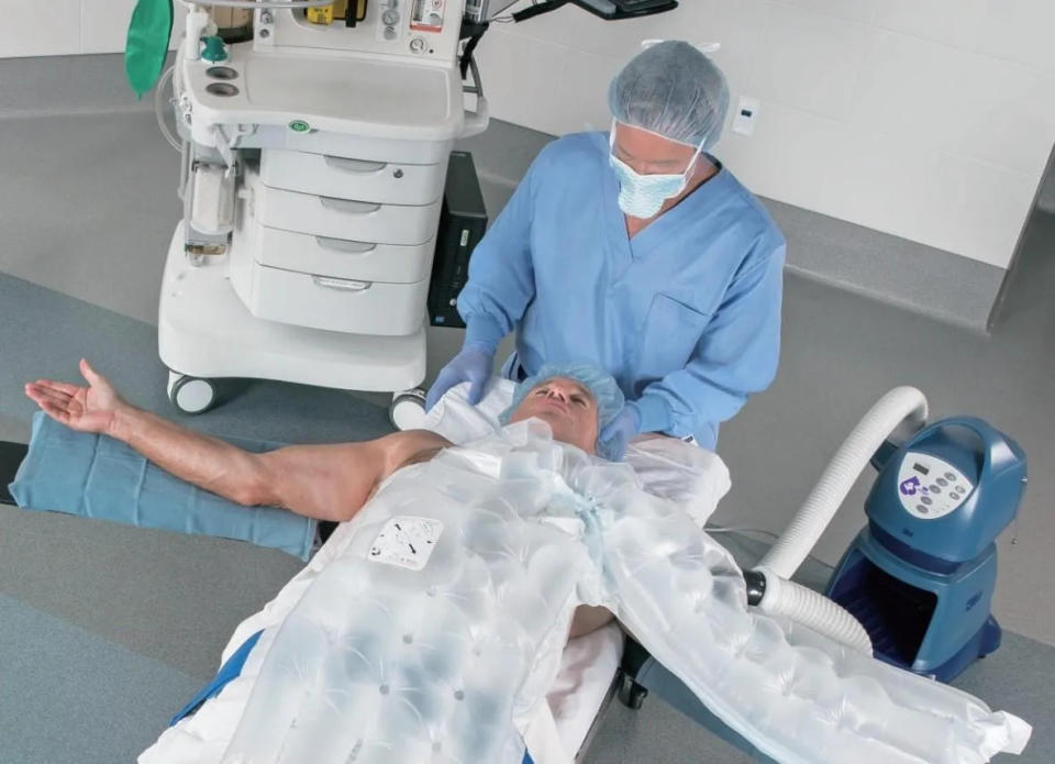 <strong>麻醉科在手術期間會採用各種方法避免體溫過低，例如使用保暖毯、呼吸迴路中的加熱加濕器，以及加熱靜脈輸液等；圖片為熱空氣式溫毯。（圖／安南醫院提供）</strong>