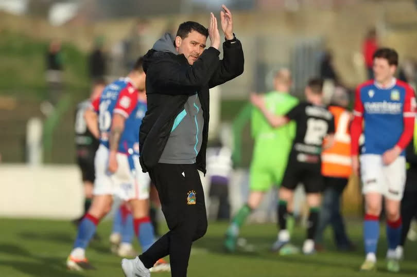 La photo montre David Healy, directeur de Linfield