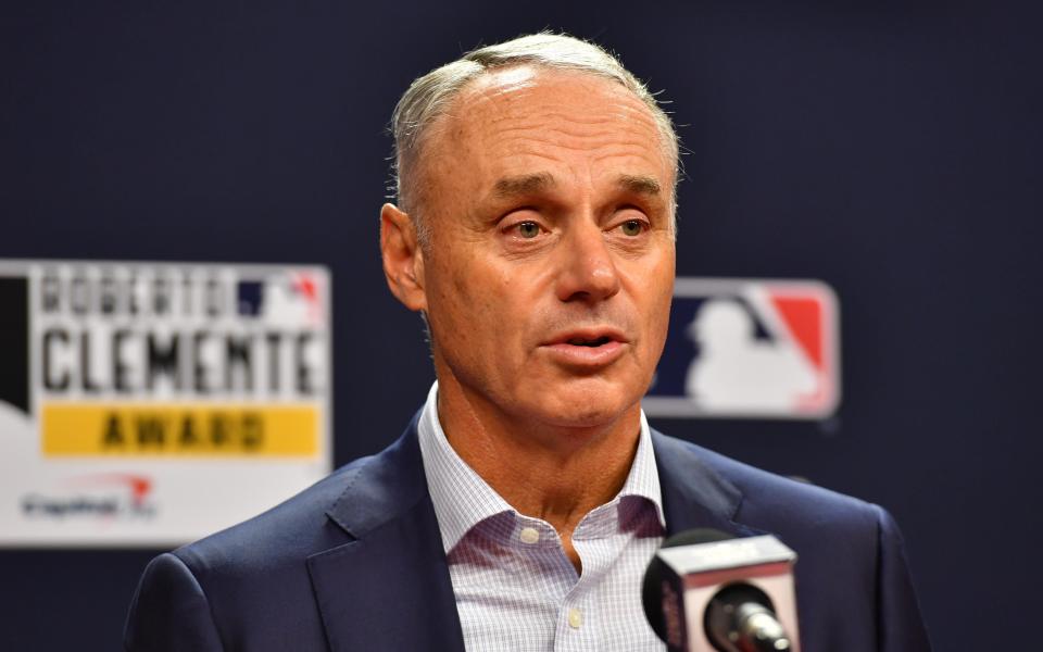 El comisionado de la MLB, Rob Manfred, habla con los reporteros en el Citizens Bank Park en Filadelfia el lunes.