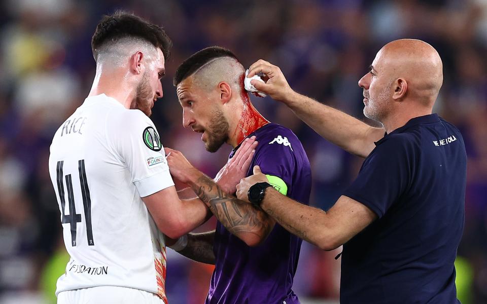 Cristiano Biraghi (C) Declan Rice (L) - Lástima para el West Ham cuando Cristiano Biraghi de la Fiorentina fue cortado por un objeto lanzado por los fanáticos del club - Getty Images/Chris Brunskill