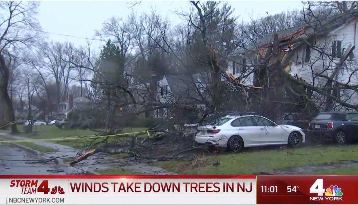 <p>Nearly 500,000 wake up with no power after Christmas Eve storm batters East Coast</p> (NBC4)