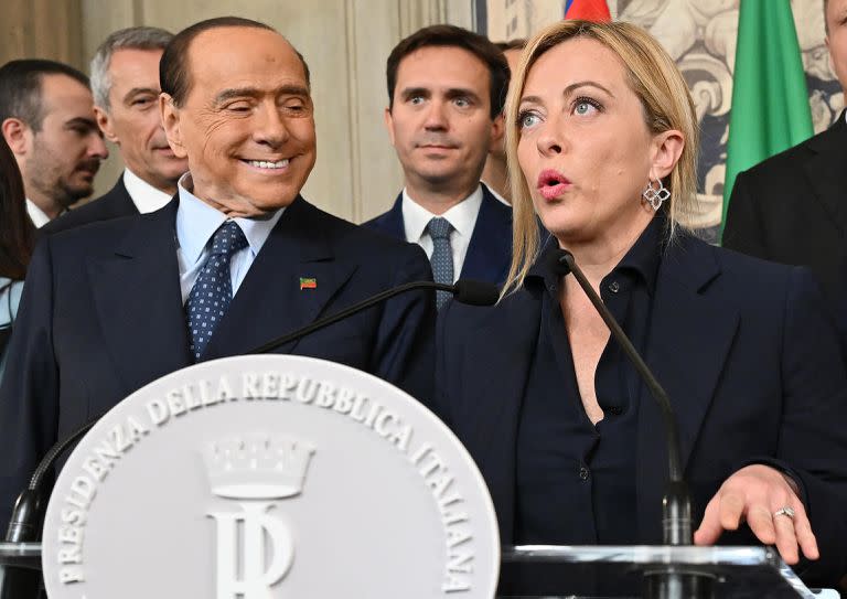 La líder del partido italiano Fratelli d'Italia (Hermanos de Italia) Giorgia Meloni, junto al expremier y líder del partido Forza Italia (FI), Silvio Berlusconi (L), después de la reunión con Sergio Mattarella